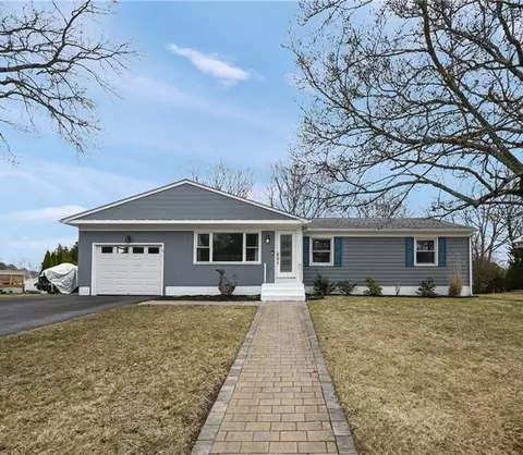 6 Wade Dr, Smithfield, RI 02828