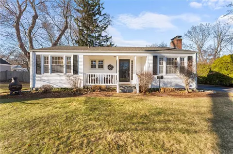 633 County Rd, Barrington, RI 02806
