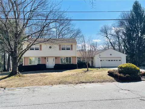 35 Countryside Dr, Cumberland, RI 02864
