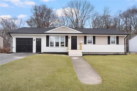 96 Walnut Glen Dr, Warwick, RI 02886