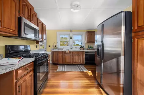Kitchen - 20 Lighthouse Ln, Warwick, RI 02889 photo 4 of 7
