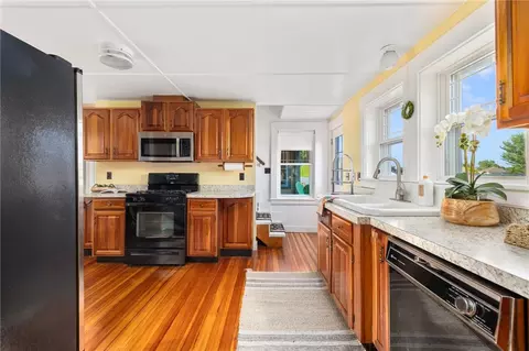 Kitchen - 20 Lighthouse Ln, Warwick, RI 02889 photo 7 of 7
