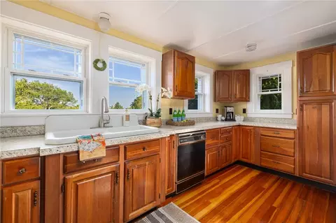 Kitchen - 20 Lighthouse Ln, Warwick, RI 02889 photo 6 of 7
