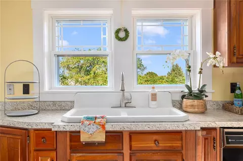 Kitchen - 20 Lighthouse Ln, Warwick, RI 02889 photo 5 of 7