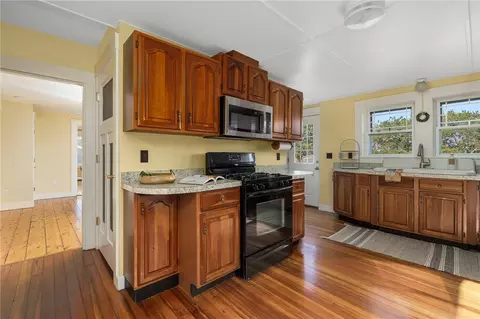 Kitchen - 20 Lighthouse Ln, Warwick, RI 02889 photo 1 of 7