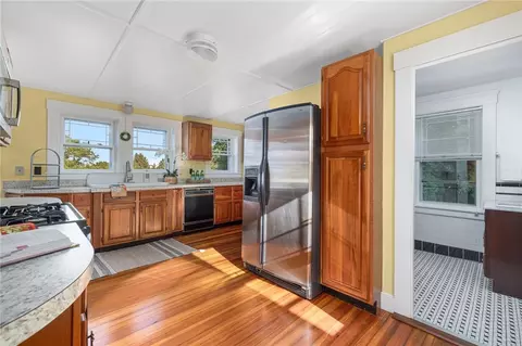 Kitchen - 20 Lighthouse Ln, Warwick, RI 02889 photo 2 of 7