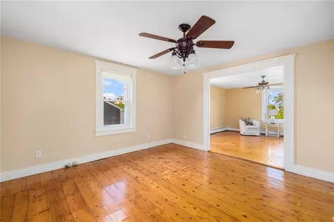 Living - 20 Lighthouse Ln, Warwick, RI 02889 photo 3 of 4