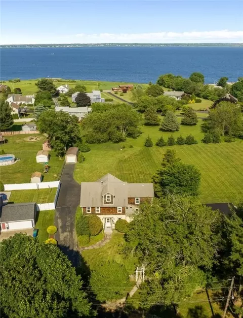 20 Lighthouse Ln, Warwick, RI 02889