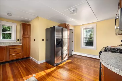 Kitchen - 20 Lighthouse Ln, Warwick, RI 02889 photo 3 of 7