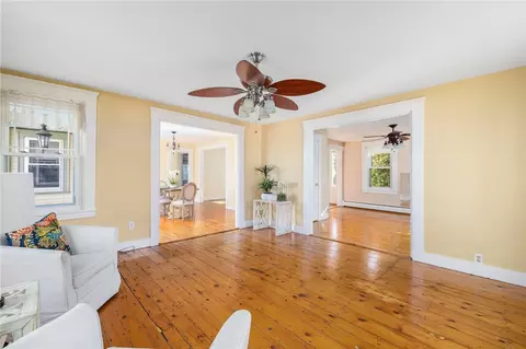 Living - 20 Lighthouse Ln, Warwick, RI 02889 photo 2 of 4