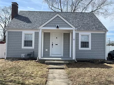 11 Macarthur Dr, Warwick, RI 02889