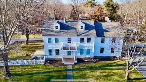 17 Mosher Dr, Barrington, RI 02806