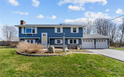 57 Franklin Ter, Portsmouth, RI 02871