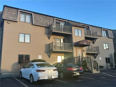 33 Village Ct #33, West Warwick, RI 02893