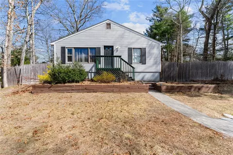 41 Vernon Dr, Glocester, RI 02814