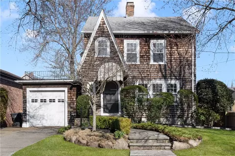 8 Druid Rd, Warwick, RI 02888