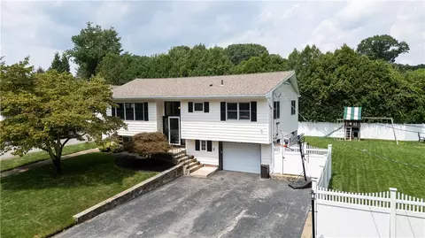 15 Mohawk Trl, Cranston, RI 02921