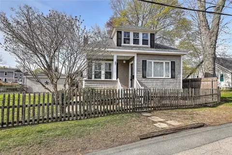 4 Wamsetta Ave, Riverside, RI 02915