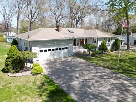 4 Branberry Dr, Westerly, RI 02891