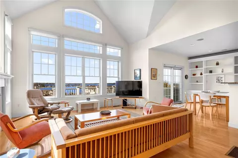 37 Cutter Ln, Tiverton, RI 02878