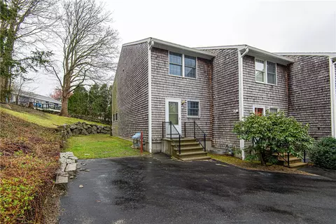 45 Sakonnet East St, Tiverton, RI 02878