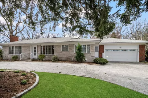 337 Meshanticut Valley Pkwy, Cranston, RI 02920
