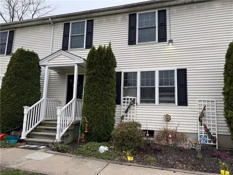 5 Legris Commons Ln #8, West Warwick, RI 02893