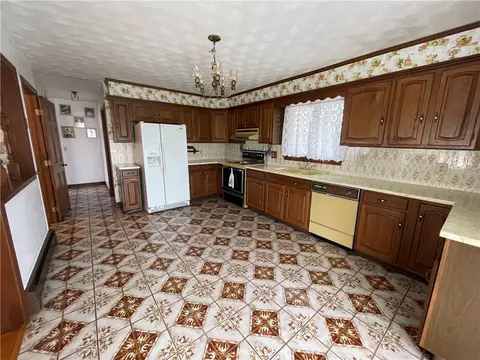 Kitchen - 10 Stuart St, Warren, RI 02885 photo 2 of 4