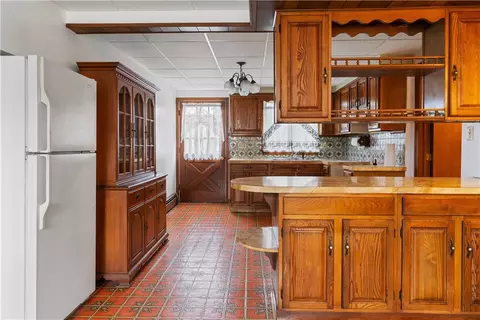 Kitchen - 10 Stuart St, Warren, RI 02885 photo 3 of 4