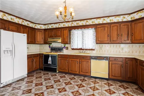 Kitchen - 10 Stuart St, Warren, RI 02885 photo 1 of 4