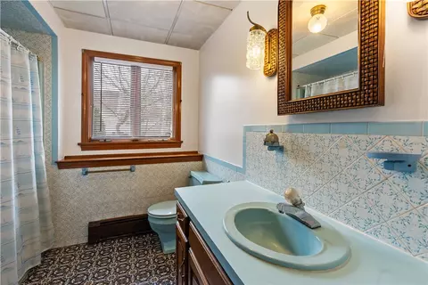 Bath - 10 Stuart St, Warren, RI 02885 photo 2 of 2