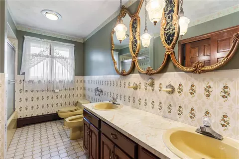 Bath - 10 Stuart St, Warren, RI 02885 photo 1 of 2