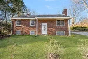 10 Grills Ln, Hopkinton, RI 02808