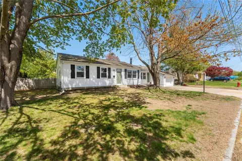 28 Stoneham Dr, Woonsocket, RI 02895