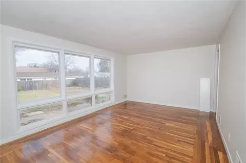 Living - 114 Covington Dr, Warwick, RI 02886 photo 2 of 4