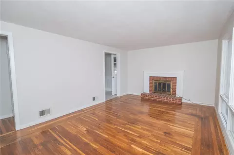 Living - 114 Covington Dr, Warwick, RI 02886 photo 1 of 4