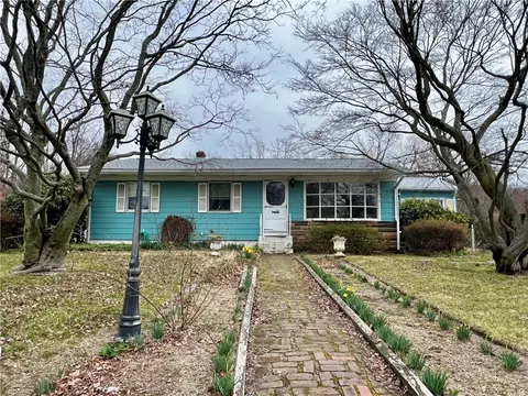 35 Regina Dr, Johnston, RI 02919