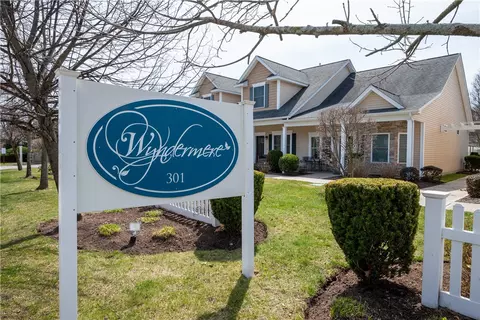 301 W Shore Rd #16, Warwick, RI 02889