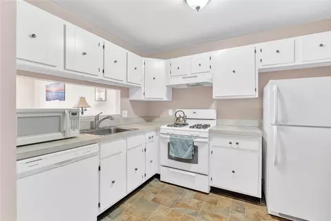 756 Quaker Ln #A206, Warwick, RI 02886