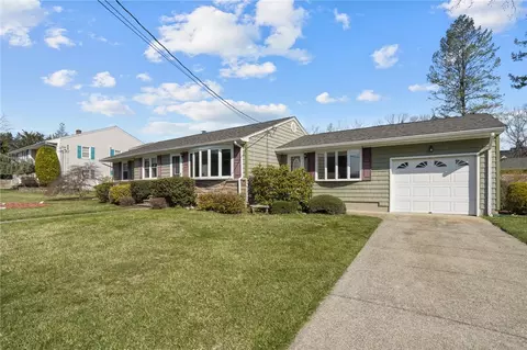 3 Holiday Ct, Lincoln, RI 02865