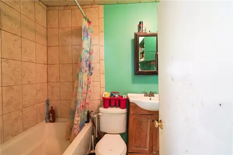 Bath - 11 Union St, Warren, RI 02885 photo 1 of 3