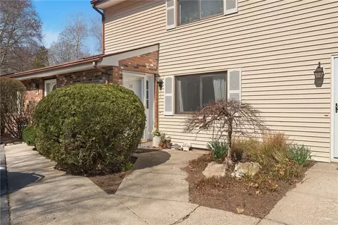 14 Governors Hl #14, West Warwick, RI 02893