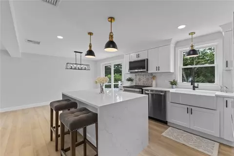 401 Sampan Ave, Jamestown, RI 02835