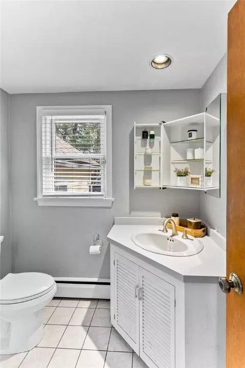 Bath - 749 Commonwealth Ave, Warwick, RI 02886 photo 2 of 3