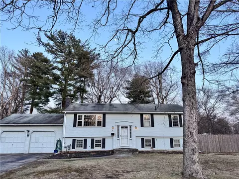 61 Maplewood Dr, North Kingstown, RI 02852