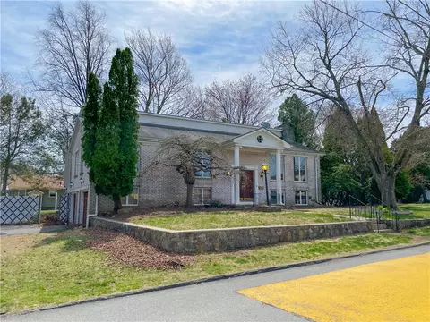 10 Green Valley Dr, Johnston, RI 02919