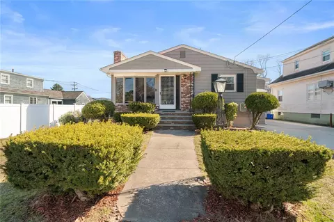 8 Ashby St, Johnston, RI 02919