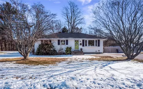 146 Watson Dr, Portsmouth, RI 02871