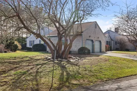 106 Oakland Farm Rd, Portsmouth, RI 02871