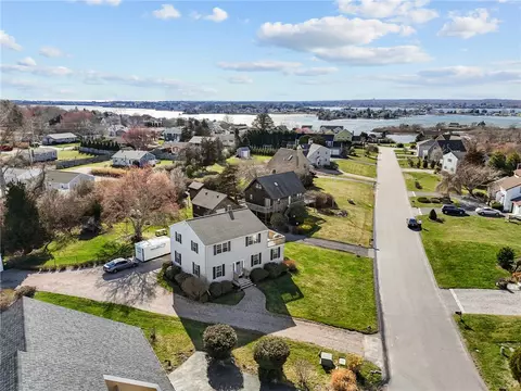 48 Carver Ln, Narragansett, RI 02882